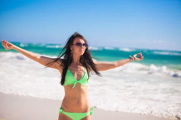 Jovem mulher bonita desfrutando do feriado espalhou as mãos em uma praia branca e tropical — Fotografia de Stock