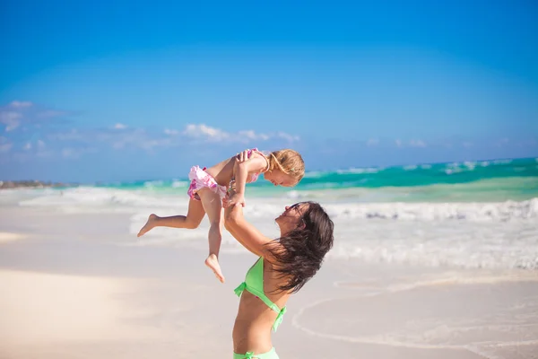 Funny family vacation mom and her daughter — Stock Photo, Image