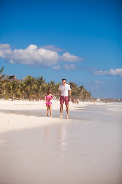 Young father and his adorable little daughter have fun at beach — Stock Photo, Image