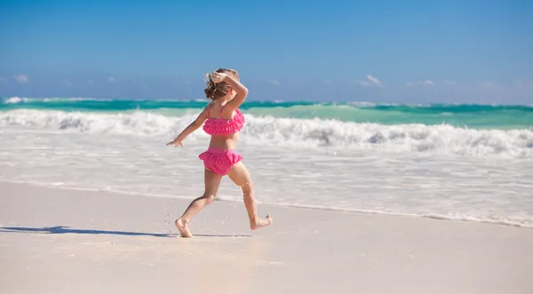 Roztomilá holčička, běží na bílé písečné pláži v Mexiku — Stock fotografie
