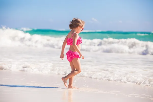 Meksika beyaz kumlu sahilde yürüyen küçük şirin kız — Stok fotoğraf