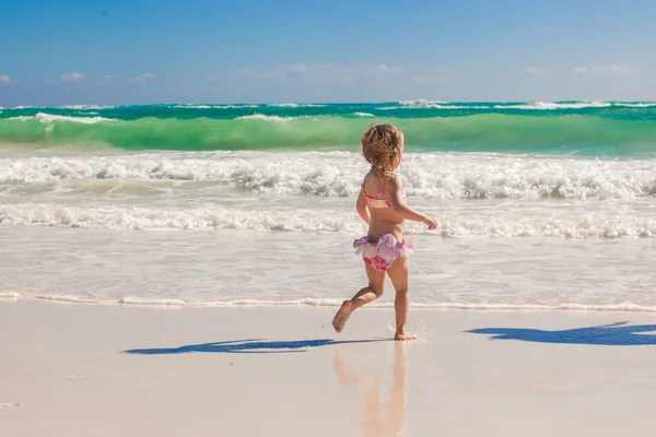 Niña linda corriendo en la playa de arena blanca en México —  Fotos de Stock