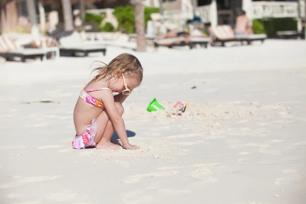 Adorable niña en traje de baño en la playa tropical de carribean —  Fotos de Stock