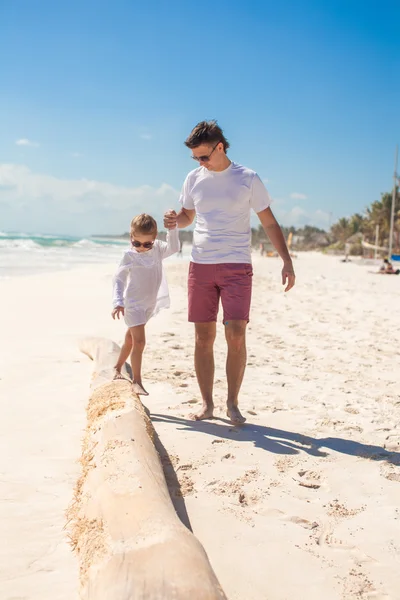 Le jeune père et son adorable petite fille s'amusent à la plage — Photo