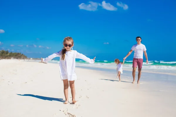 El joven padre y sus adorables hijas se divierten en la playa blanca —  Fotos de Stock