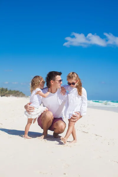 Genç mutlu baba ve sevimli kızı beyaz kumsalda eğleniyor — Stok fotoğraf