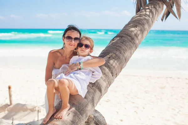 Adorable little girl having fun with her mother on the white sand — Stock Photo, Image
