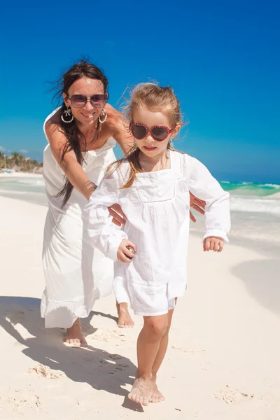 Cute funny daughter having fun with her nice young mother on the white sandy beach in Mexico — Stock Photo, Image