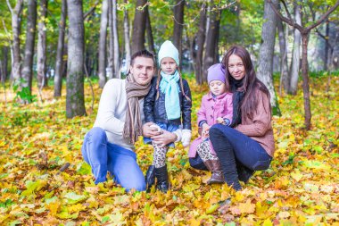 Anne ve iki çocuğu sıcak güneşli bir sonbahar Park