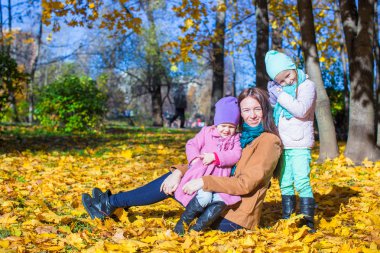 harika güzel kızları sıcak güneşli bir sonbahar Park ile genç anne