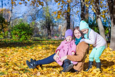 genç anne ve sevimli kızları sıcak güneşli sonbahar Park
