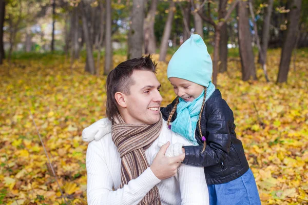 Pai feliz e sua menina se divertindo no parque em um dia ensolarado de outono — Fotografia de Stock