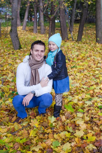 Vista posteriore del giovane padre e della bambina che camminano nel parco autunnale — Foto Stock