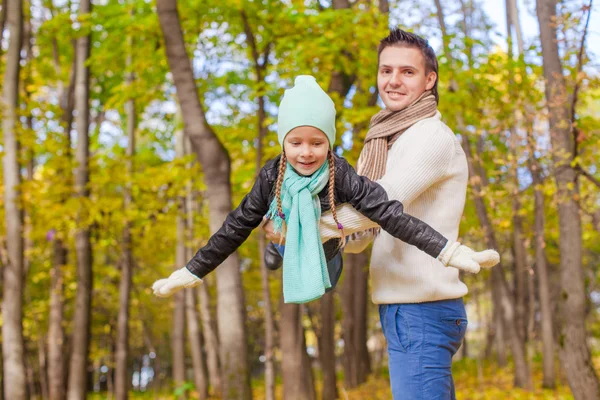 Cute little girl with happy dad enjoy their autumn vacation on a sunny day — Stock Photo, Image