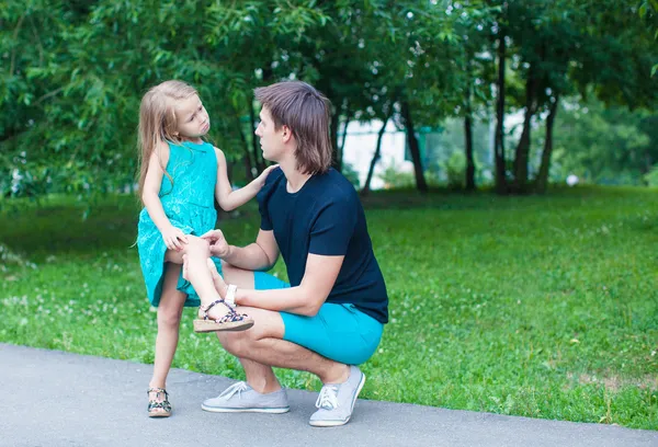 Schönes Mädchen verletzte sich am Bein, verärgerter Vater bedauert — Stockfoto