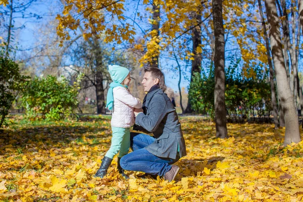 Glücklicher Vater und kleines Mädchen im Herbstpark — Stockfoto