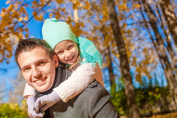 Retrato de pai feliz andando com sua filha bonita no parque de outono — Fotografia de Stock