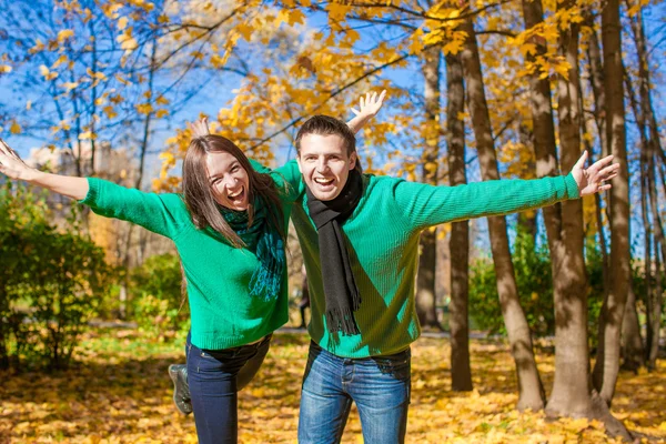 日当たりの良い秋の日秋の公園で楽しんで幸せなカップル — ストック写真