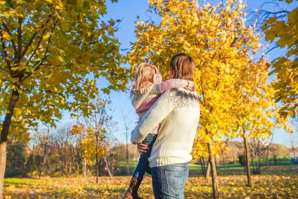 Back view of Little girl with happy father having fun in autumn park — Stock Photo, Image
