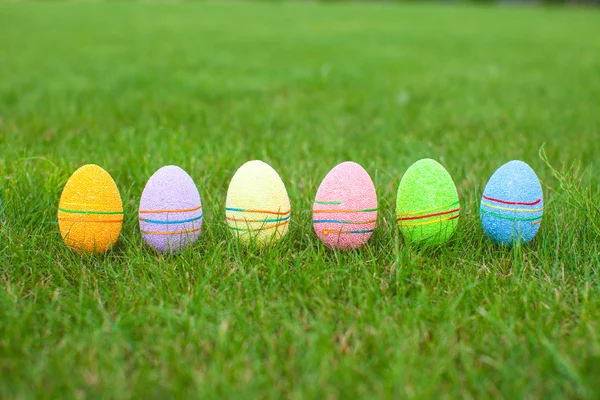 Huevos coloridos de Pascua en la hierba — Foto de Stock