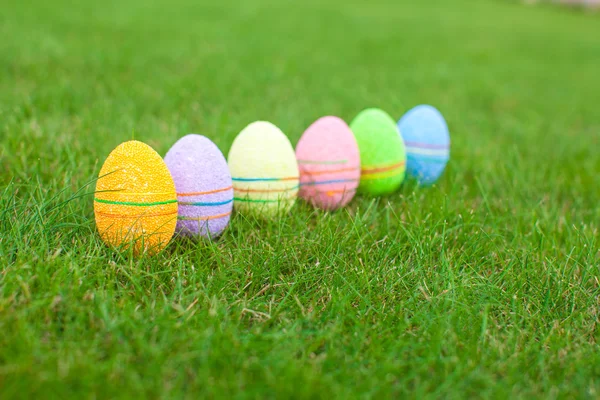 Huevos de Pascua de colores en la hierba — Foto de Stock