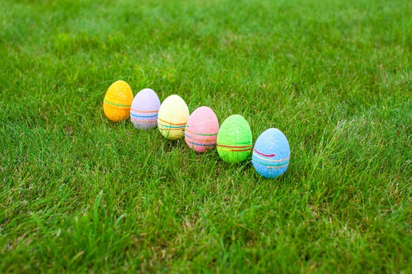 Huevos coloridos de Pascua en la hierba — Foto de Stock