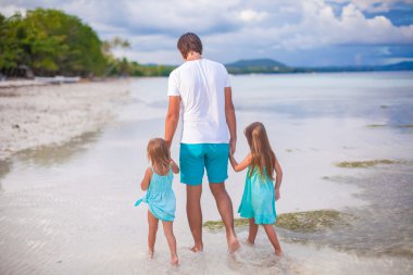 Üç tropikal beyaz Beach aile