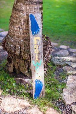 işareti söyleyerek ayak yıkama üzerinde çim butik otel