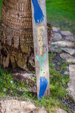 işareti söyleyerek ayak yıkama üzerinde çim butik otel