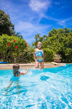 atlama ve havuzda eğleniyor küçük kızlar