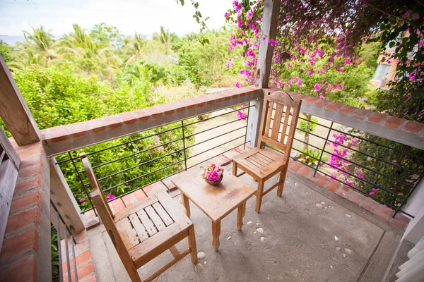 Hermoso balcón floral en un pequeño hotel boutique — Foto de Stock