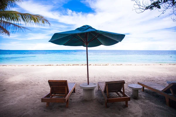 Stranden solstolar och parasoller på den exotiska resort — Stockfoto