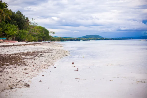 Прекрасный чистый пейзаж на райском пляже на Филиппинах — стоковое фото