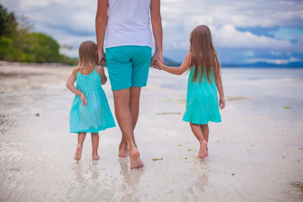 Back view of young father and his two little kids walking by the sea — Stock Photo, Image