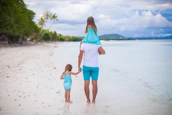 Petites filles se promenant avec papa sur une plage tropicale — Photo