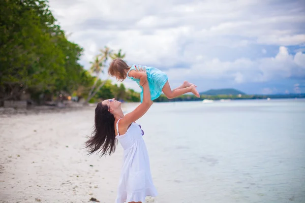 若い母親とかわいい娘エキゾチックなビーチで楽しい時を過す — ストック写真
