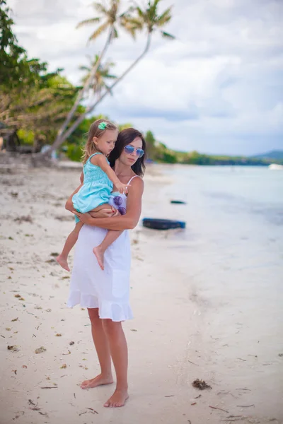 Junge Mutter und ihre kleine Tochter genießen Strandurlaub — Stockfoto