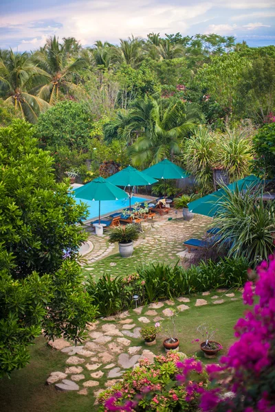 Bonita vista del jardín y la piscina en un pequeño y acogedor hotel —  Fotos de Stock