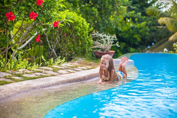 Petite fille adorable dans la piscine regarde la caméra — Photo