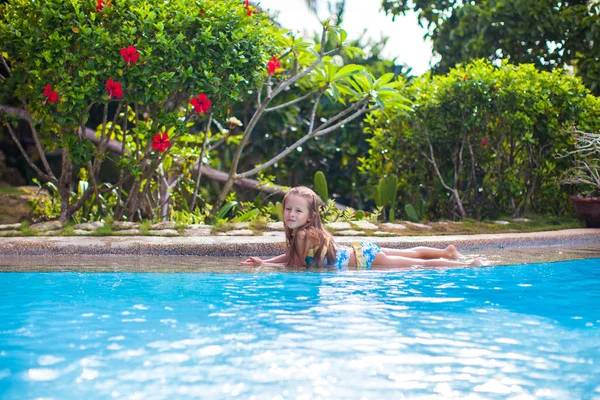 Petite fille adorable dans la piscine regarde la caméra — Photo