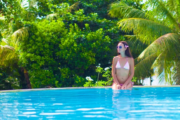 Hermosa mujer joven disfrutando de la piscina tranquila de lujo — Foto de Stock