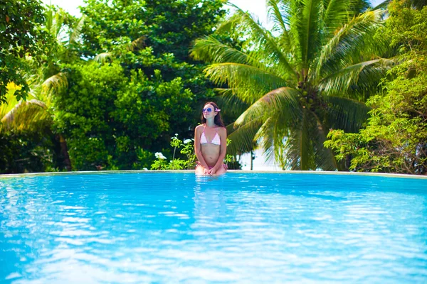 Hermosa mujer joven disfrutando de la piscina tranquila de lujo —  Fotos de Stock