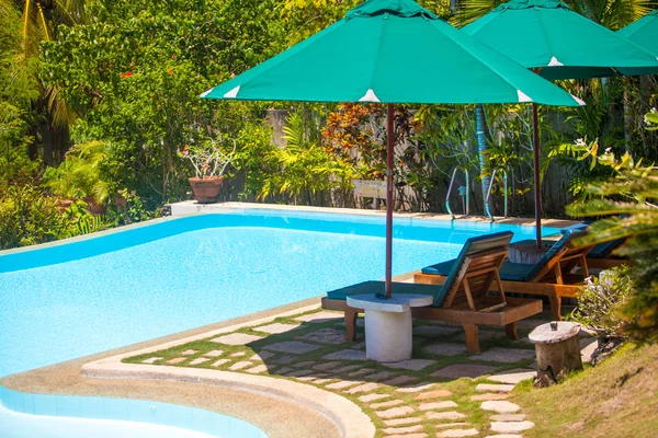 Nice view of the garden and swimming pool in a cozy little hotel — Stock Photo, Image