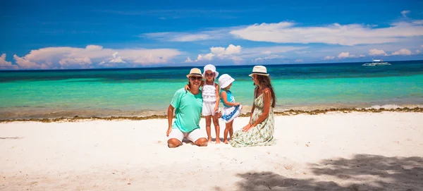 Сім'я з чотирьох на пляжному відпочинку — стокове фото