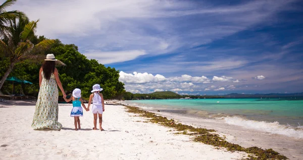 Little girl with her mom enjoy relaxing on the beach in Philippines — Stock Photo, Image