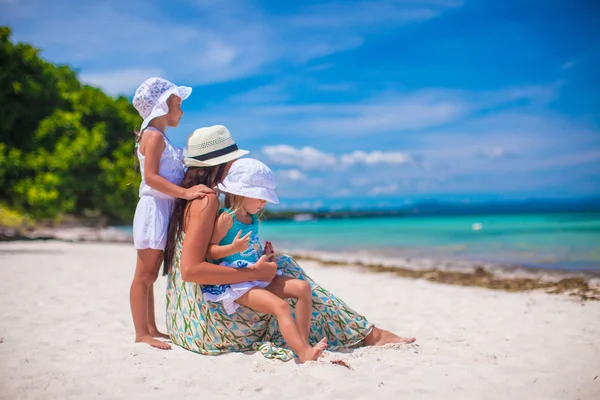 Zadní pohled na módu mladá matka a dva její děti na exotické pláži slunečného dne — Stock fotografie