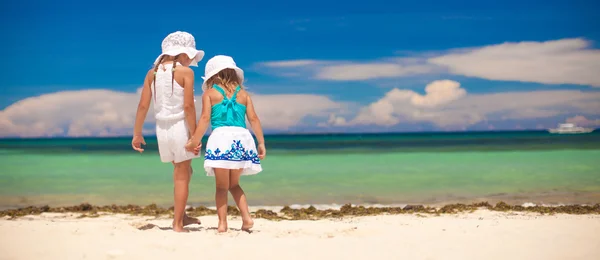 Rückansicht zweier kleiner Schwestern mit Blick auf das Meer am weißen Strand — Stockfoto