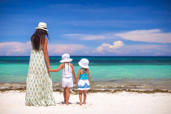 Rear view of fashion young mother and two her kids at exotic beach on sunny day — Stock Photo, Image