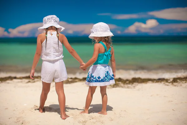 Little sisters looking at the sea on white tropical beach — Stock Photo, Image