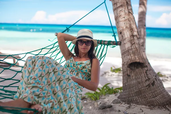 Glückliche junge Frau entspannt sich an sonnigen Tagen in der Hängematte — Stockfoto